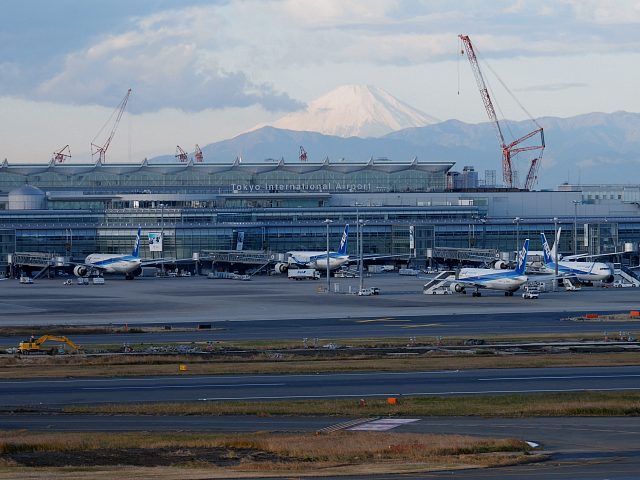 羽田空港から望む富士山