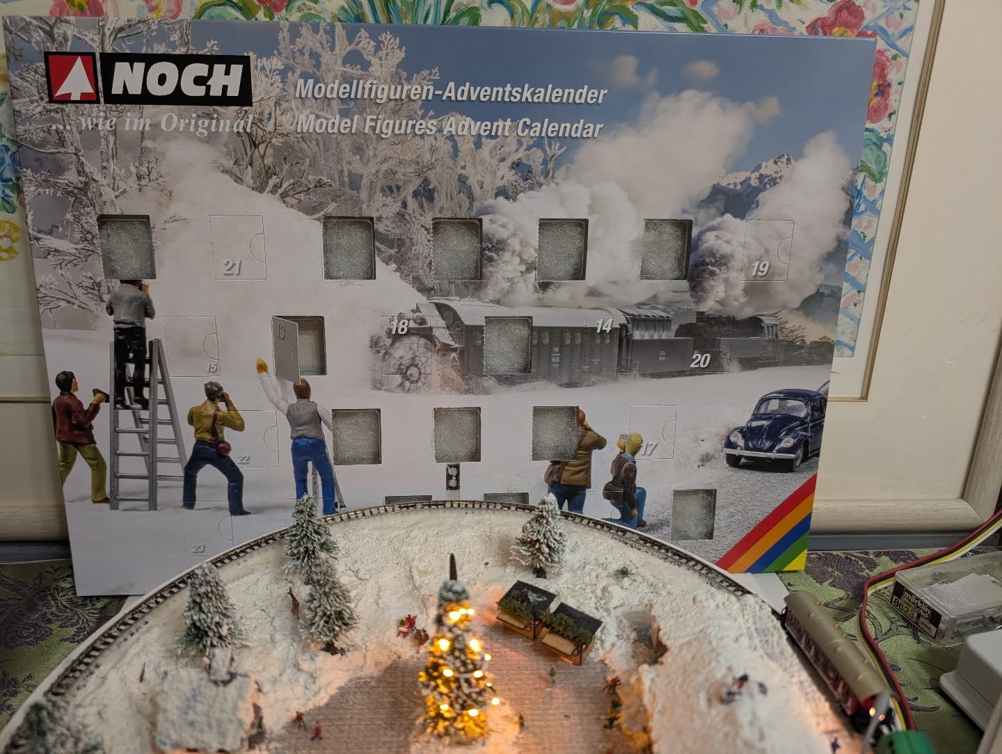 アドヴェントも第13日
今回のフィギュアは、ギターを背負う男性です。🎸

#adventskalender #Zゲージ #spurz #zscale #marklinz #zgauge #echellez #鉄道模型レイアウト #鉄道模型ジオラマ #鉄道模型 #男の隠れ家 #大人の隠れ家 #NOCH #figure #フィギュア #クリスマスレイアウト